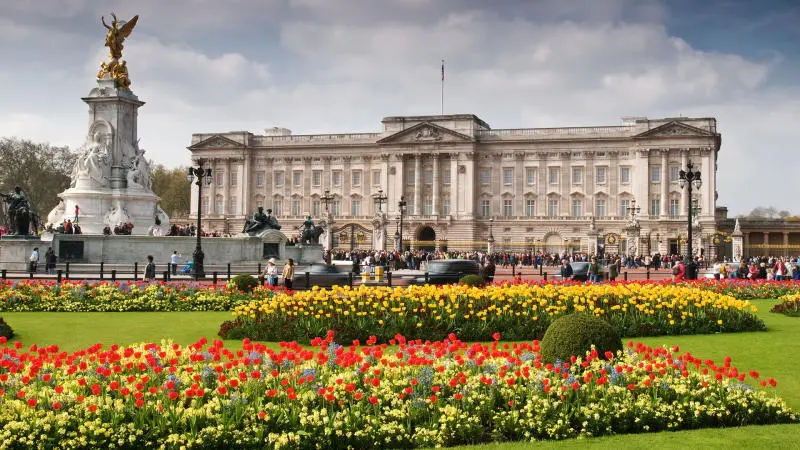Chi&ecirc;m ngưỡng kiến tr&uacute;c cung điện Buckingham xa hoa, lộng lẫy 3