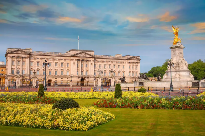 Chi&ecirc;m ngưỡng kiến tr&uacute;c cung điện Buckingham xa hoa, lộng lẫy 11