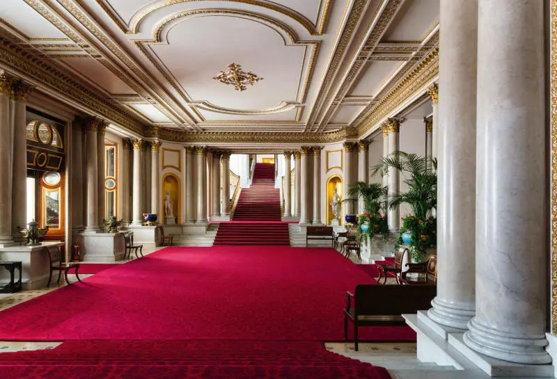 Chi&ecirc;m ngưỡng kiến tr&uacute;c cung điện Buckingham xa hoa, lộng lẫy 9
