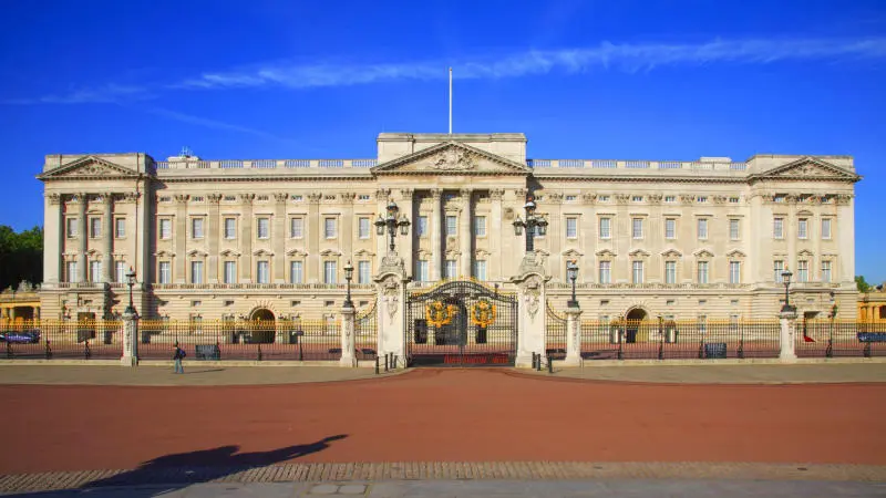 Chi&ecirc;m ngưỡng kiến tr&uacute;c cung điện Buckingham xa hoa, lộng lẫy 4