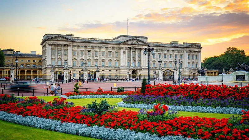 Chi&ecirc;m ngưỡng kiến tr&uacute;c cung điện Buckingham xa hoa, lộng lẫy 2
