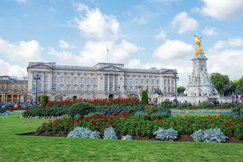 Chi&ecirc;m ngưỡng kiến tr&uacute;c cung điện Buckingham xa hoa, lộng lẫy 5