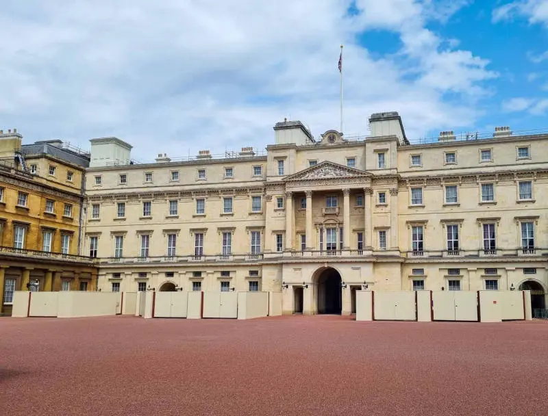 Chi&ecirc;m ngưỡng kiến tr&uacute;c cung điện Buckingham xa hoa, lộng lẫy 12