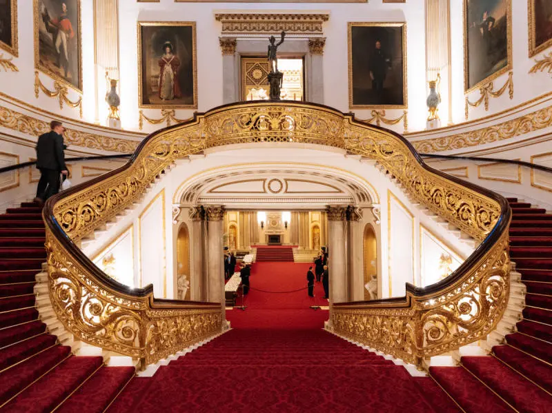 Chi&ecirc;m ngưỡng kiến tr&uacute;c cung điện Buckingham xa hoa, lộng lẫy 6