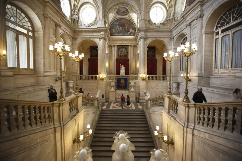 Cung điện Ho&agrave;ng gia T&acirc;y Ban Nha: Di sản của qu&aacute; khứ huy ho&agrave;ng ở Madrid 7