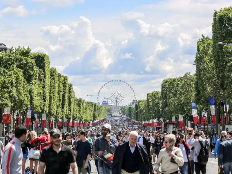 Dạo bước tr&ecirc;n đại lộ Champs-&Eacute;lys&eacute;es lừng danh của Paris 4
