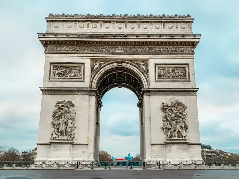 Dạo bước tr&ecirc;n đại lộ Champs-&Eacute;lys&eacute;es lừng danh của Paris 7