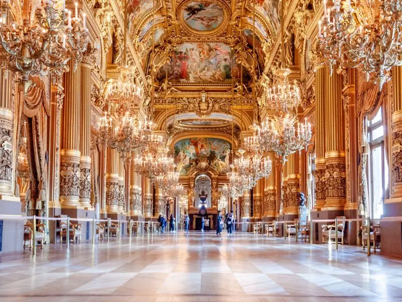 Dạo bước tr&ecirc;n đại lộ Champs-&Eacute;lys&eacute;es lừng danh của Paris 9