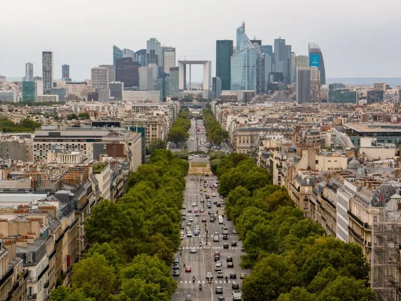 Dạo bước tr&ecirc;n đại lộ Champs-&Eacute;lys&eacute;es lừng danh của Paris 3