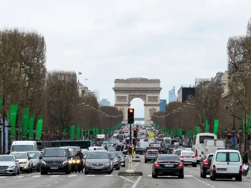 Dạo bước tr&ecirc;n đại lộ Champs-&Eacute;lys&eacute;es lừng danh của Paris 5