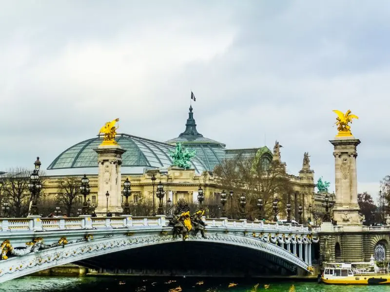 Dạo bước tr&ecirc;n đại lộ Champs-&Eacute;lys&eacute;es lừng danh của Paris 8