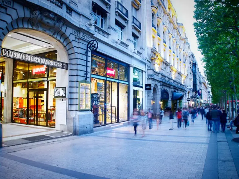 Dạo bước tr&ecirc;n đại lộ Champs-&Eacute;lys&eacute;es lừng danh của Paris 11