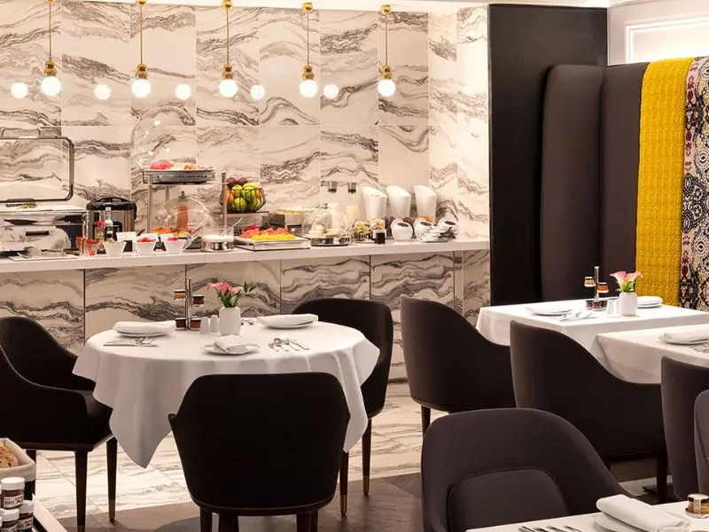Dạo bước tr&ecirc;n đại lộ Champs-&Eacute;lys&eacute;es lừng danh của Paris 12