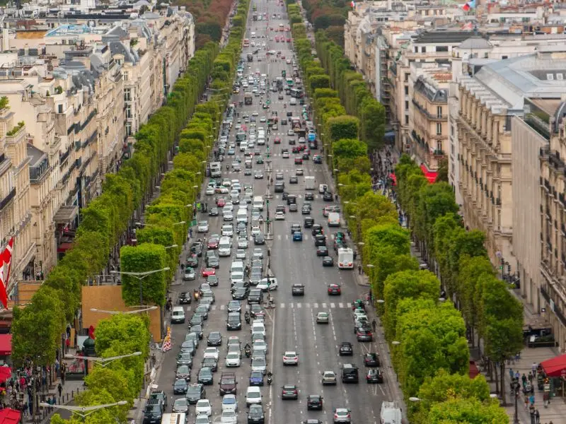 Dạo bước tr&ecirc;n đại lộ Champs-&Eacute;lys&eacute;es lừng danh của Paris 6