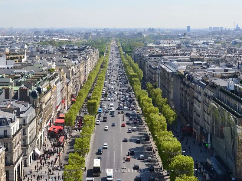 Dạo bước tr&ecirc;n đại lộ Champs-&Eacute;lys&eacute;es lừng danh của Paris 2