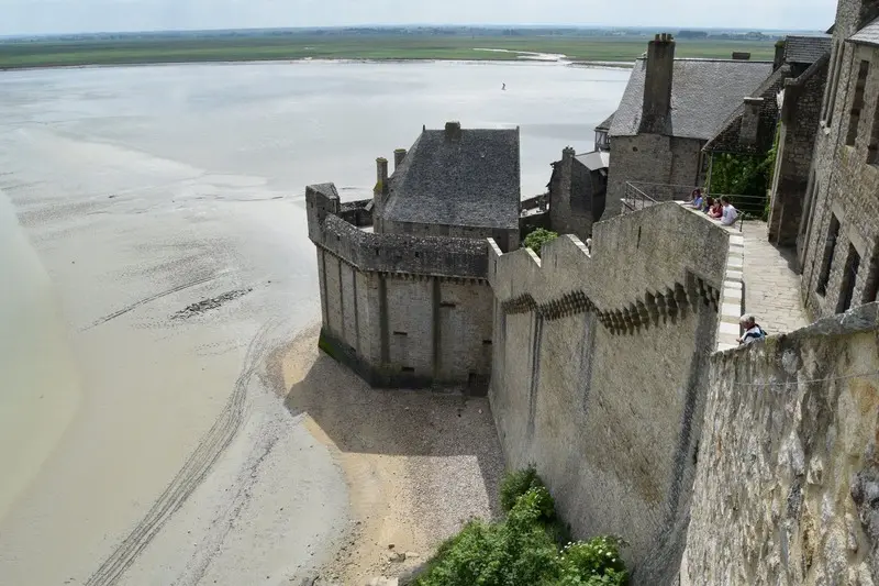 Đảo Mont Saint Michel huyền diệu giữa biển khơi nước Ph&aacute;p 11