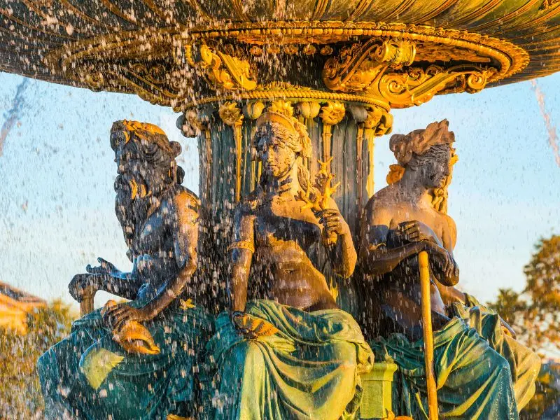 Dạo quanh quảng trường Concorde v&agrave; kh&aacute;m ph&aacute; Paris tr&aacute;ng lệ 8