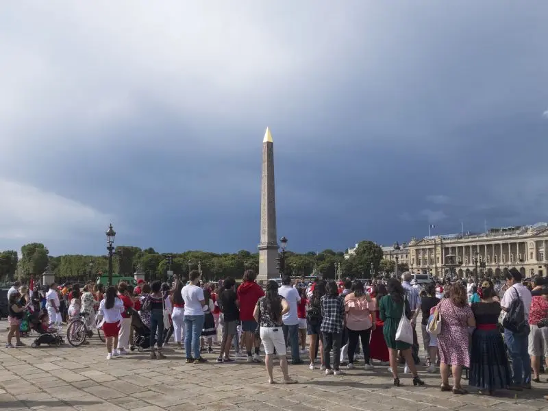 Dạo quanh quảng trường Concorde v&agrave; kh&aacute;m ph&aacute; Paris tr&aacute;ng lệ 3