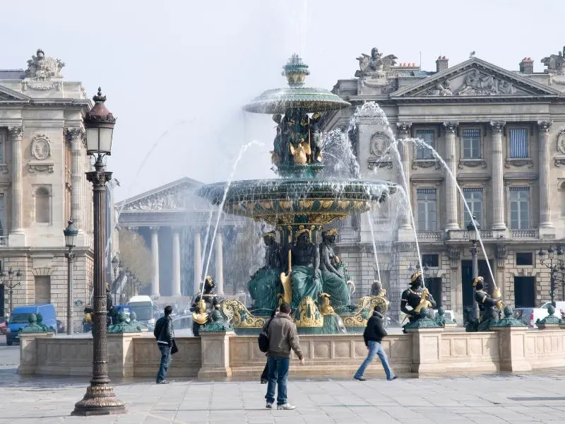 Dạo quanh quảng trường Concorde v&agrave; kh&aacute;m ph&aacute; Paris tr&aacute;ng lệ 9