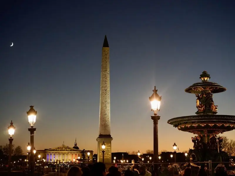 Dạo quanh quảng trường Concorde v&agrave; kh&aacute;m ph&aacute; Paris tr&aacute;ng lệ 4