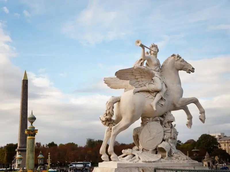 Dạo quanh quảng trường Concorde v&agrave; kh&aacute;m ph&aacute; Paris tr&aacute;ng lệ 10