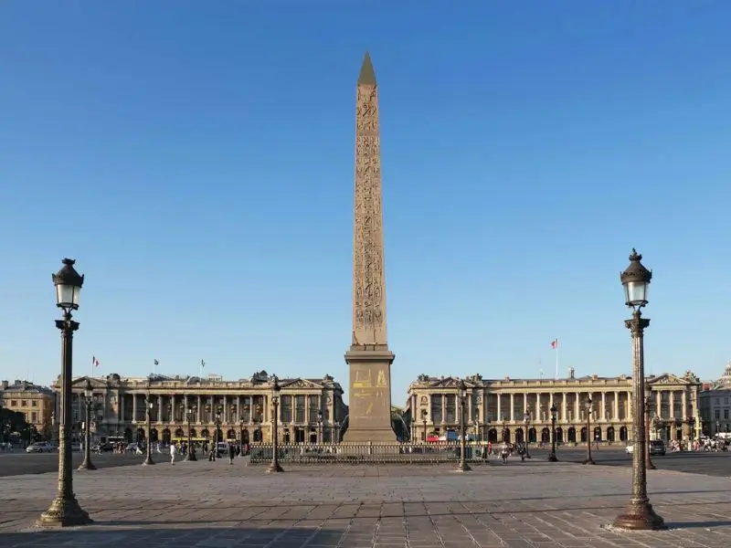 Dạo quanh quảng trường Concorde v&agrave; kh&aacute;m ph&aacute; Paris tr&aacute;ng lệ 13