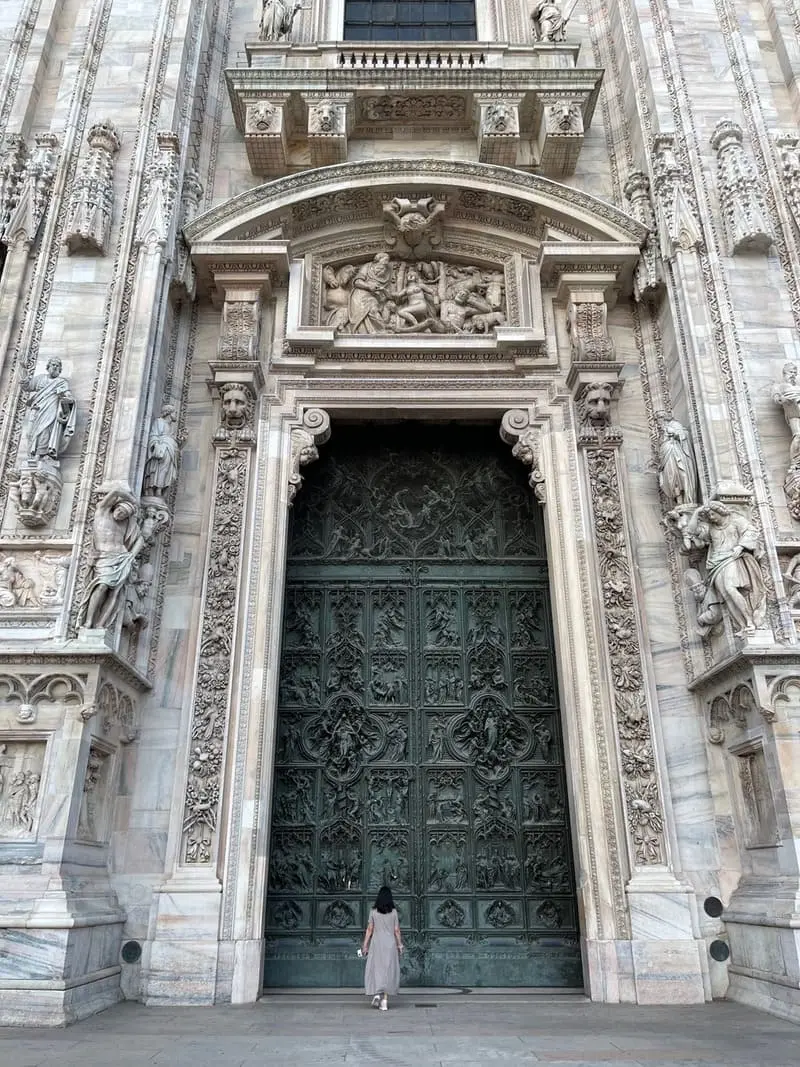 Duomo Di Milano - Th&aacute;nh đường tr&aacute;ng lệ, l&acirc;u đời nhất nước &Yacute; 11
