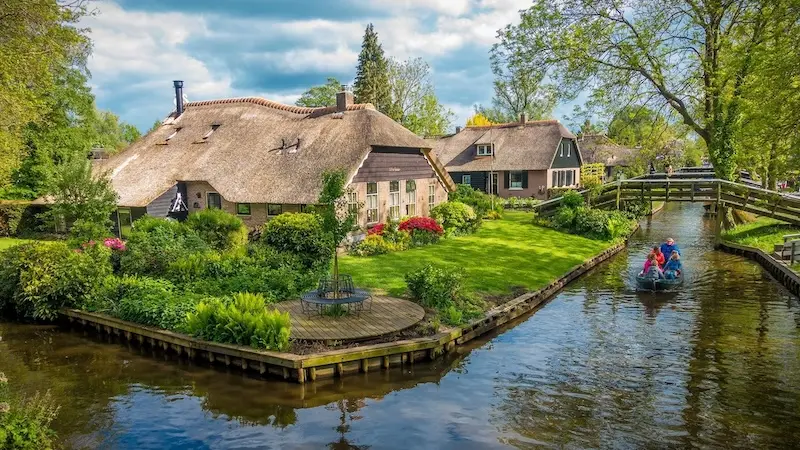 Giethoorn, ng&ocirc;i l&agrave;ng y&ecirc;n b&igrave;nh tựa chỉ c&oacute; trong cổ t&iacute;ch 3