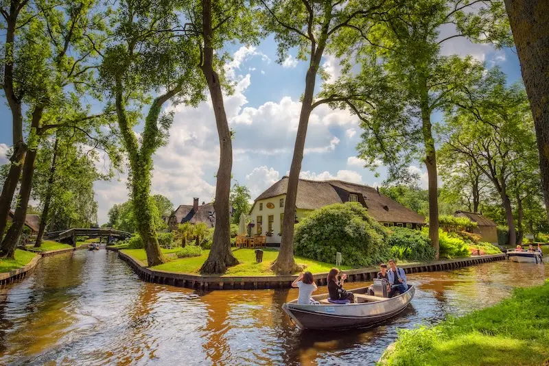 Giethoorn, ng&ocirc;i l&agrave;ng y&ecirc;n b&igrave;nh tựa chỉ c&oacute; trong cổ t&iacute;ch 5
