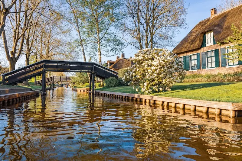 Giethoorn, ng&ocirc;i l&agrave;ng y&ecirc;n b&igrave;nh tựa chỉ c&oacute; trong cổ t&iacute;ch 6