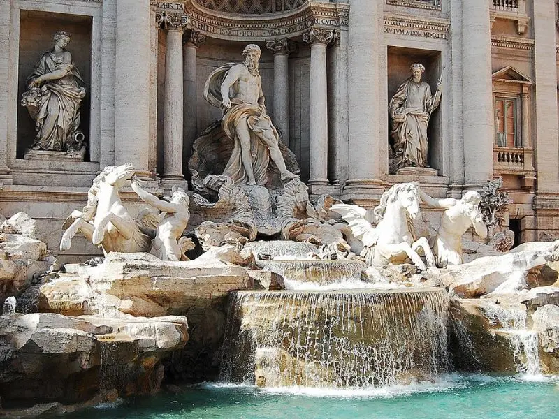 Kh&aacute;m ph&aacute; đ&agrave;i phun nước Trevi, v&ograve;ng tr&ograve;n ước nguyện tại Rome 3