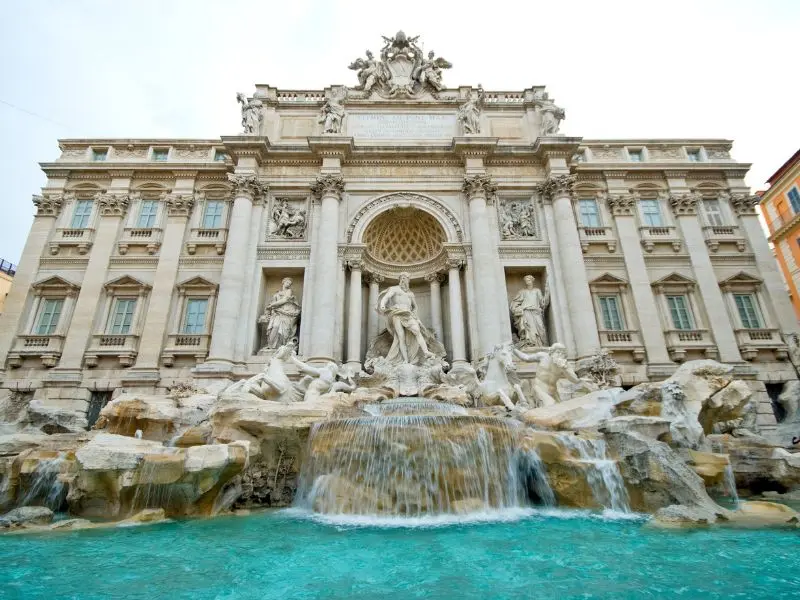 Kh&aacute;m ph&aacute; đ&agrave;i phun nước Trevi, v&ograve;ng tr&ograve;n ước nguyện tại Rome 2