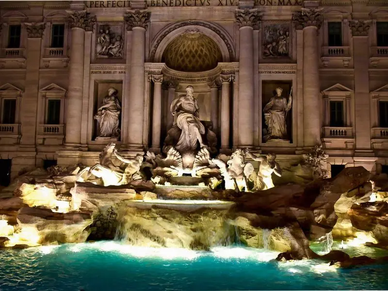 Kh&aacute;m ph&aacute; đ&agrave;i phun nước Trevi, v&ograve;ng tr&ograve;n ước nguyện tại Rome 5