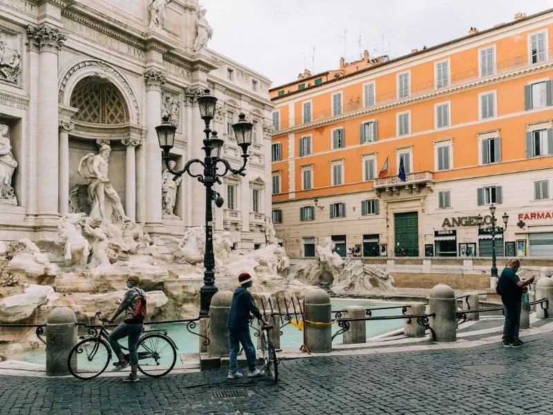 Kh&aacute;m ph&aacute; đ&agrave;i phun nước Trevi, v&ograve;ng tr&ograve;n ước nguyện tại Rome 6