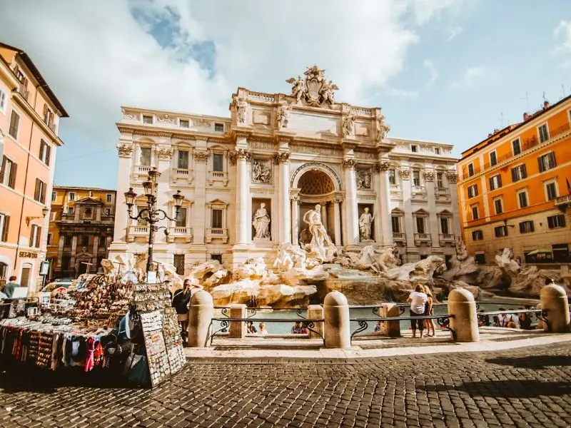 Kh&aacute;m ph&aacute; đ&agrave;i phun nước Trevi, v&ograve;ng tr&ograve;n ước nguyện tại Rome 11