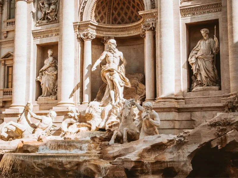 Kh&aacute;m ph&aacute; đ&agrave;i phun nước Trevi, v&ograve;ng tr&ograve;n ước nguyện tại Rome 4