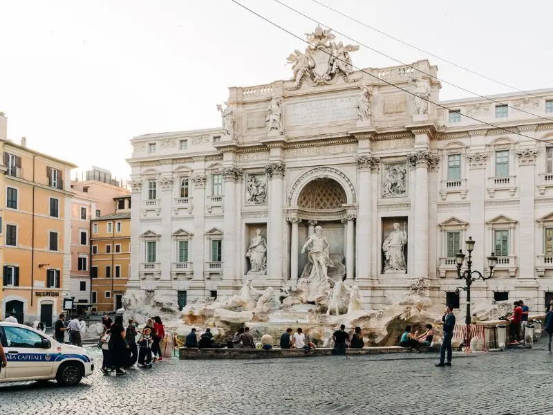 Kh&aacute;m ph&aacute; đ&agrave;i phun nước Trevi, v&ograve;ng tr&ograve;n ước nguyện tại Rome 8