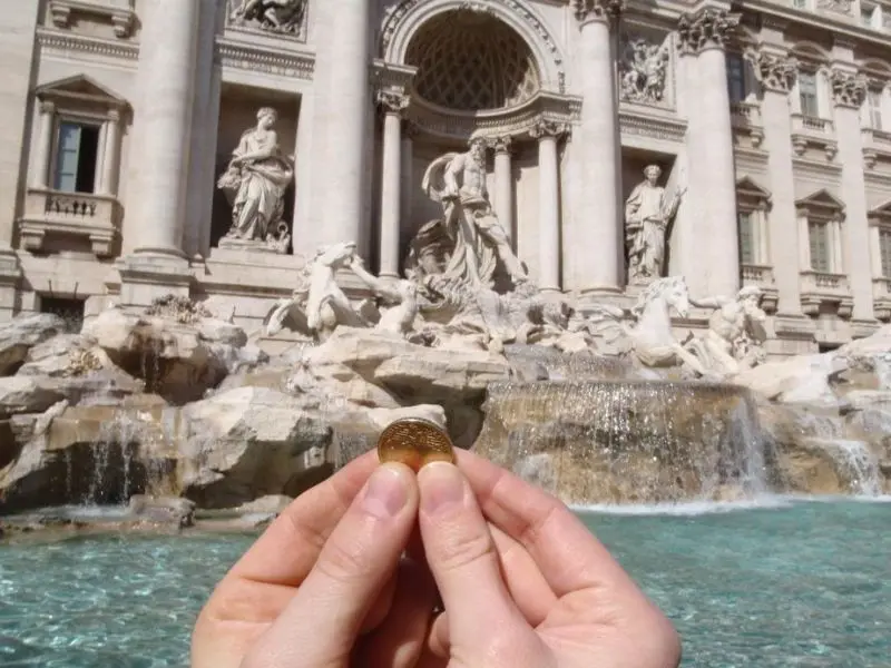 Kh&aacute;m ph&aacute; đ&agrave;i phun nước Trevi, v&ograve;ng tr&ograve;n ước nguyện tại Rome 7