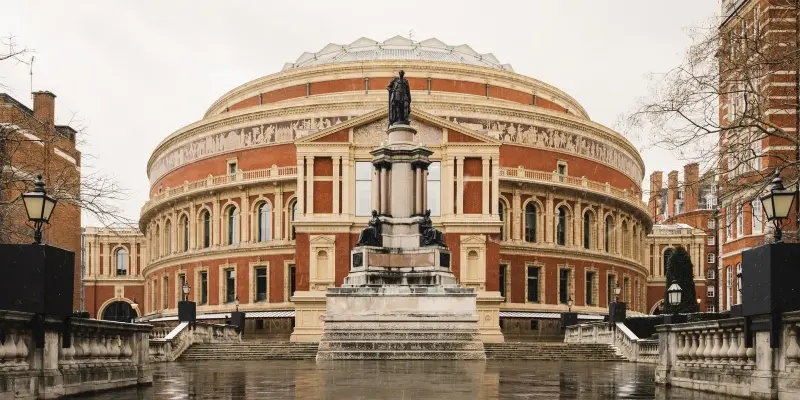 Kh&aacute;m ph&aacute; Royal Albert Hall với kiến tr&uacute;c ấn tượng tại London 4