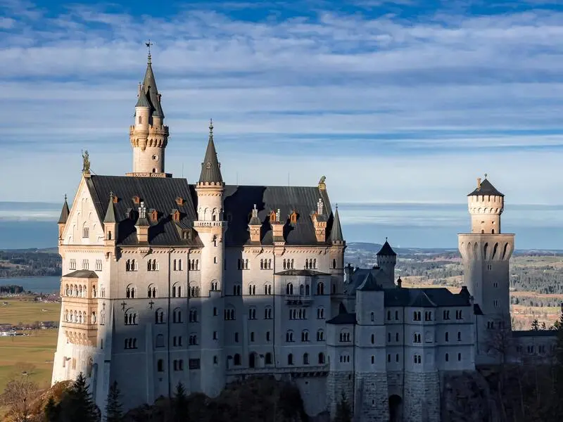 L&acirc;u đ&agrave;i Neuschwanstein: Xứ sở cổ t&iacute;ch x&acirc;y bởi vị &ldquo;Vua Đi&ecirc;n&rdquo; 14