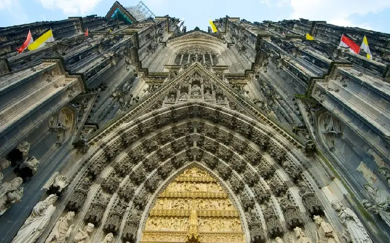 Nh&agrave; thờ Cologne: Biểu tượng kiến tr&uacute;c Gothic của nước Đức 6