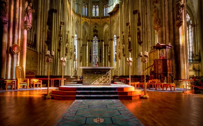 Nh&agrave; thờ Cologne: Biểu tượng kiến tr&uacute;c Gothic của nước Đức 9