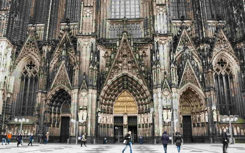 Nh&agrave; thờ Cologne: Biểu tượng kiến tr&uacute;c Gothic của nước Đức 2