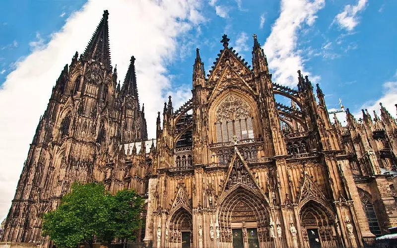 Nh&agrave; thờ Cologne: Biểu tượng kiến tr&uacute;c Gothic của nước Đức 4