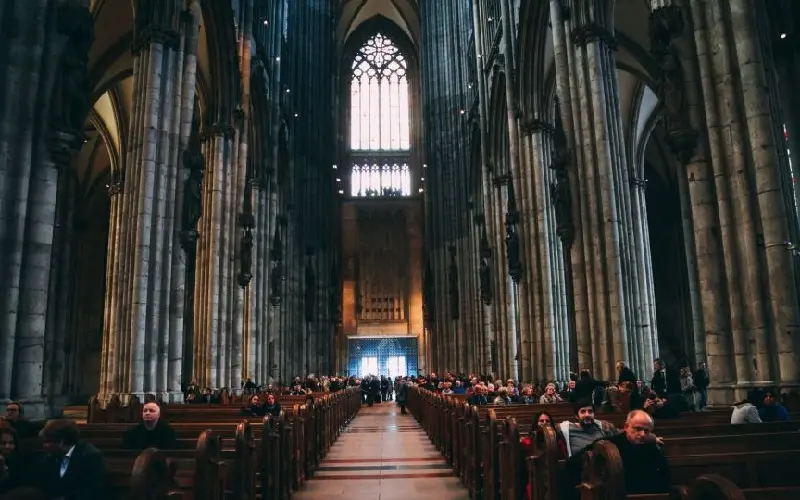 Nh&agrave; thờ Cologne: Biểu tượng kiến tr&uacute;c Gothic của nước Đức 7