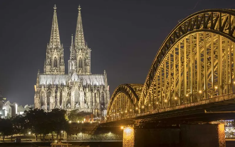 Nh&agrave; thờ Cologne: Biểu tượng kiến tr&uacute;c Gothic của nước Đức 11