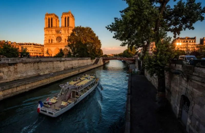 Nh&agrave; thờ Đức B&agrave; Paris, kiệt t&aacute;c kiến tr&uacute;c b&ecirc;n bờ s&ocirc;ng Seine 23