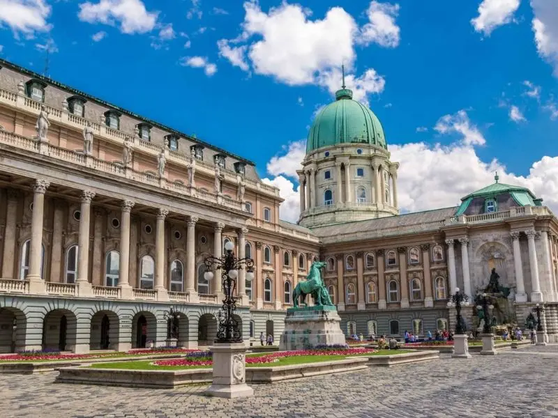 Nh&agrave; thờ Matthias: H&agrave;nh tr&igrave;nh kh&aacute;m ph&aacute; di sản lịch sử của Budapest 5
