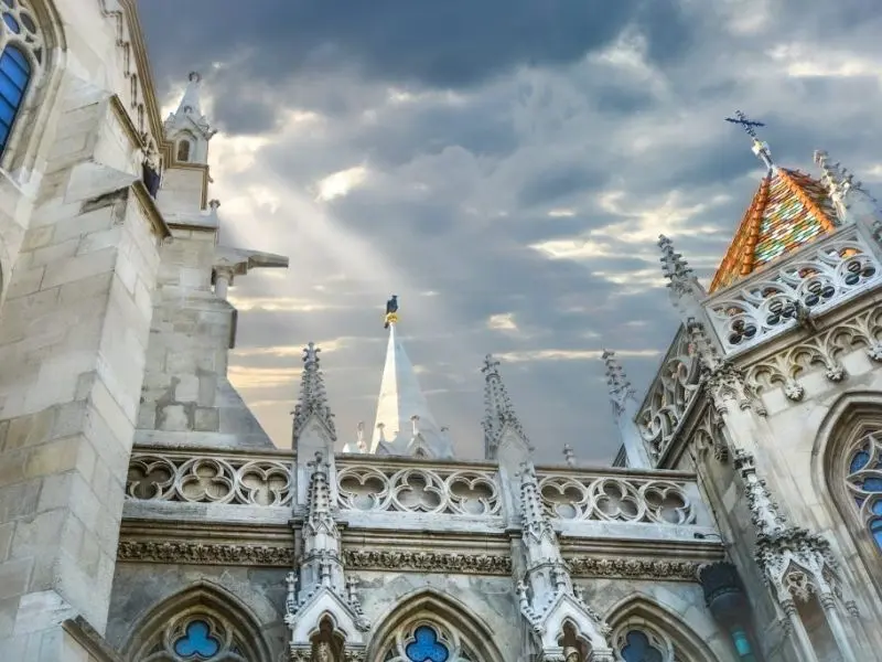 Nh&agrave; thờ Matthias: H&agrave;nh tr&igrave;nh kh&aacute;m ph&aacute; di sản lịch sử của Budapest 12
