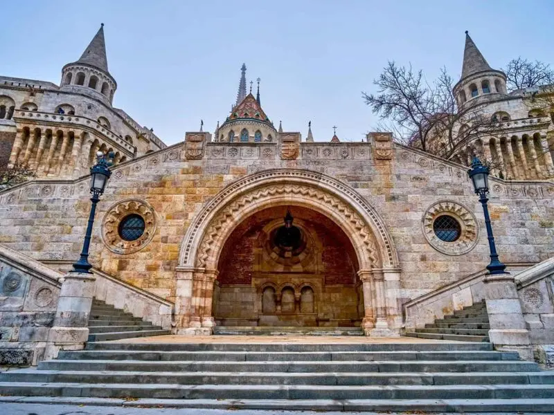 Nh&agrave; thờ Matthias: H&agrave;nh tr&igrave;nh kh&aacute;m ph&aacute; di sản lịch sử của Budapest 6